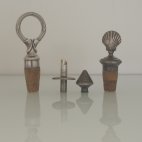Ausgießer aus Silberm ca. 1920 (mitte), Flaschenverschuss aus Silber, Gravur "Shell", ca. 1930 (rechts), Flaschenverschuss Silber (links)