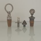 Ausgießer aus Silberm ca. 1920 (mitte), Flaschenverschuss aus Silber, Gravur "Shell", ca. 1930 (rechts), Flaschenverschuss Silber (links)