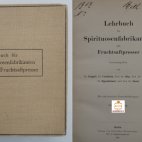 Lehrbuch f&uuml;r Spirituosenfabrikanten und Fruchtsaftpresser, Fach und Lehrbuch von 1907, Herausgegeben von Professor Dr. Zuntz , Dr. Caspari, Dr. Cronheim, Prof. Dr. Gilg und Professor Dr. Kolkwitz, Dr. Oppenheimer. Vorbesitzer dieses Buches war Wilhelm Schulz, erster Vorsitzender des Deutschen Uhrmacher-Bundes und Herausgeber des Deutschen Uhrmacher-Kalender (1914).